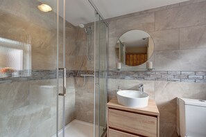 Douche, sèche-cheveux, serviettes fournies, savon