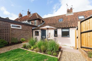 Exterior - Fayette  sleeps 4 (2 bedrooms), cute garden (North Creake)