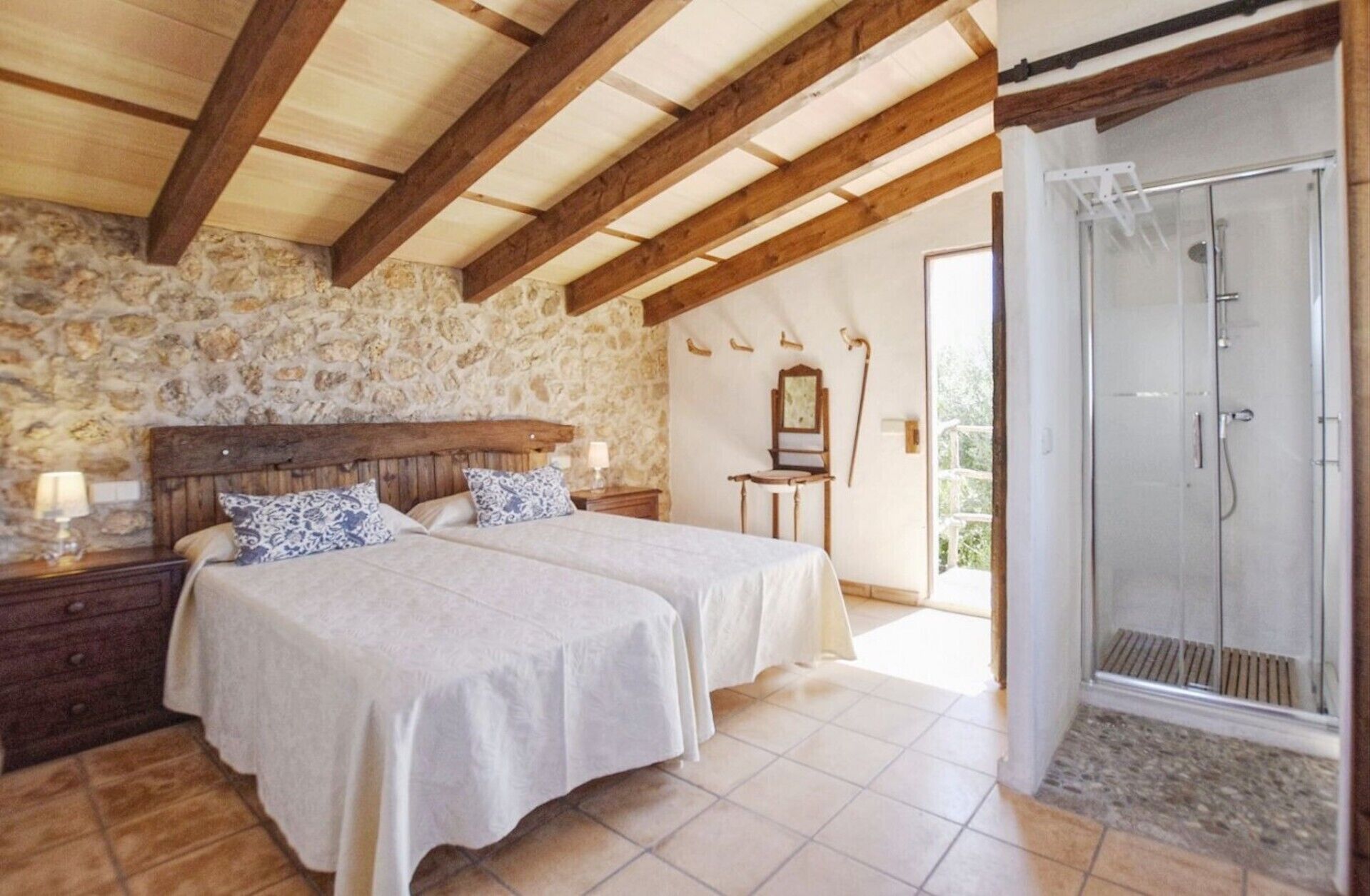 3 slaapkamers, een strijkplank/strijkijzer, gratis wifi, beddengoed