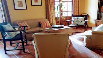 Een televisie en een open haard