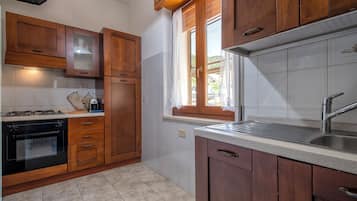 Fridge, oven, stovetop, coffee/tea maker