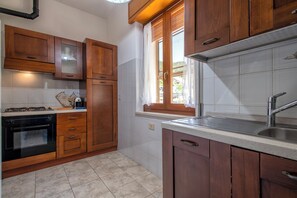 Jääkaappi, uuni, liesi, kahvin-/teenkeitin