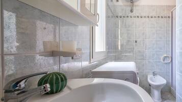 シャワー、ヘアドライヤー、タオル