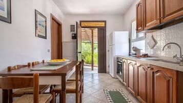 Fridge, oven, stovetop, coffee/tea maker