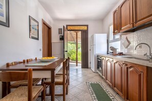 Réfrigérateur, four, plaque de cuisson, cafetière/bouilloire