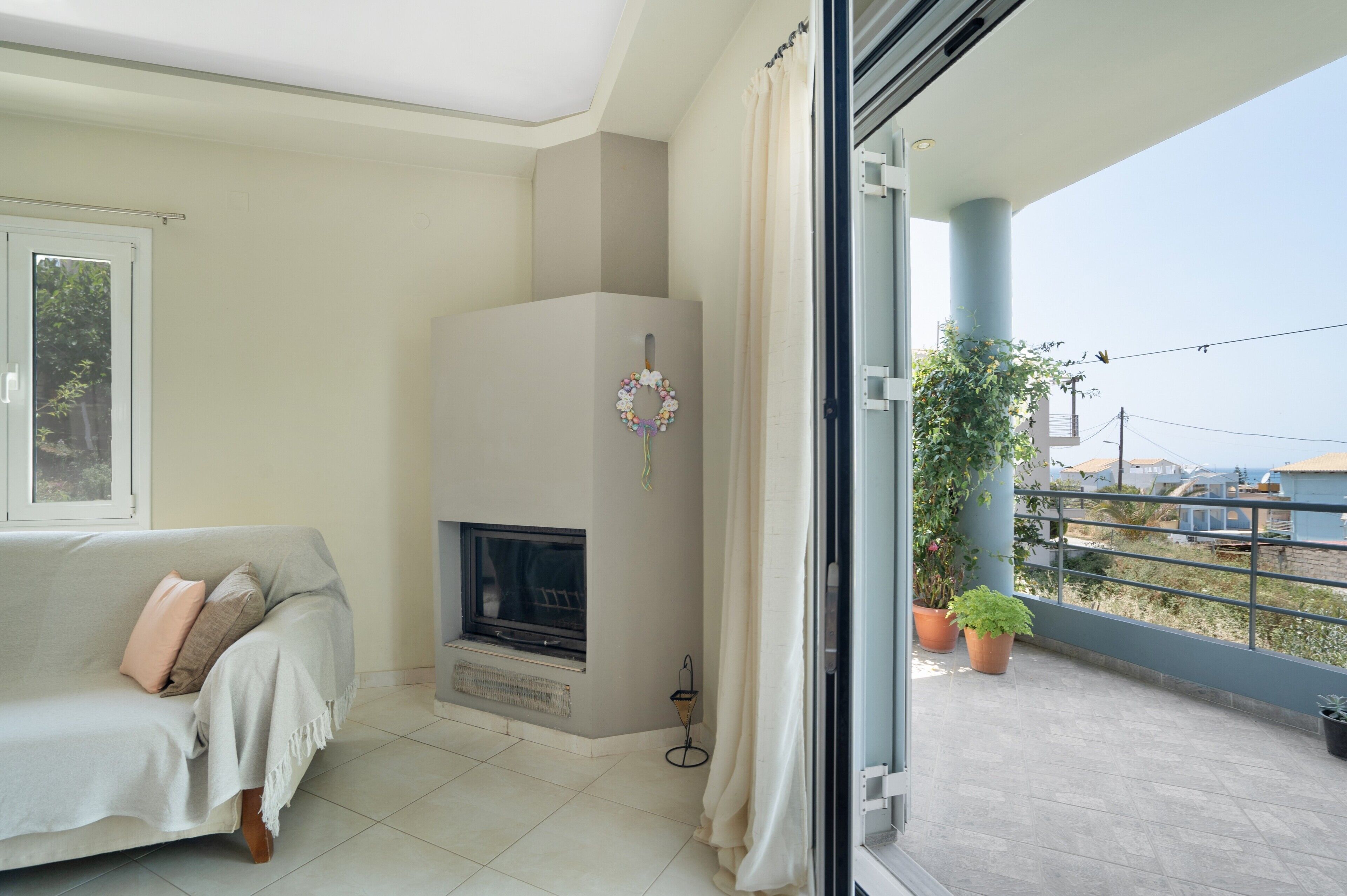 Una televisión, una chimenea