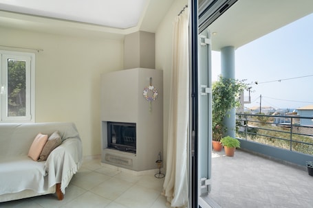 TV, fireplace. Apartment 'Elia Kanali' with Sea View, Wi-Fi and Air Conditioning