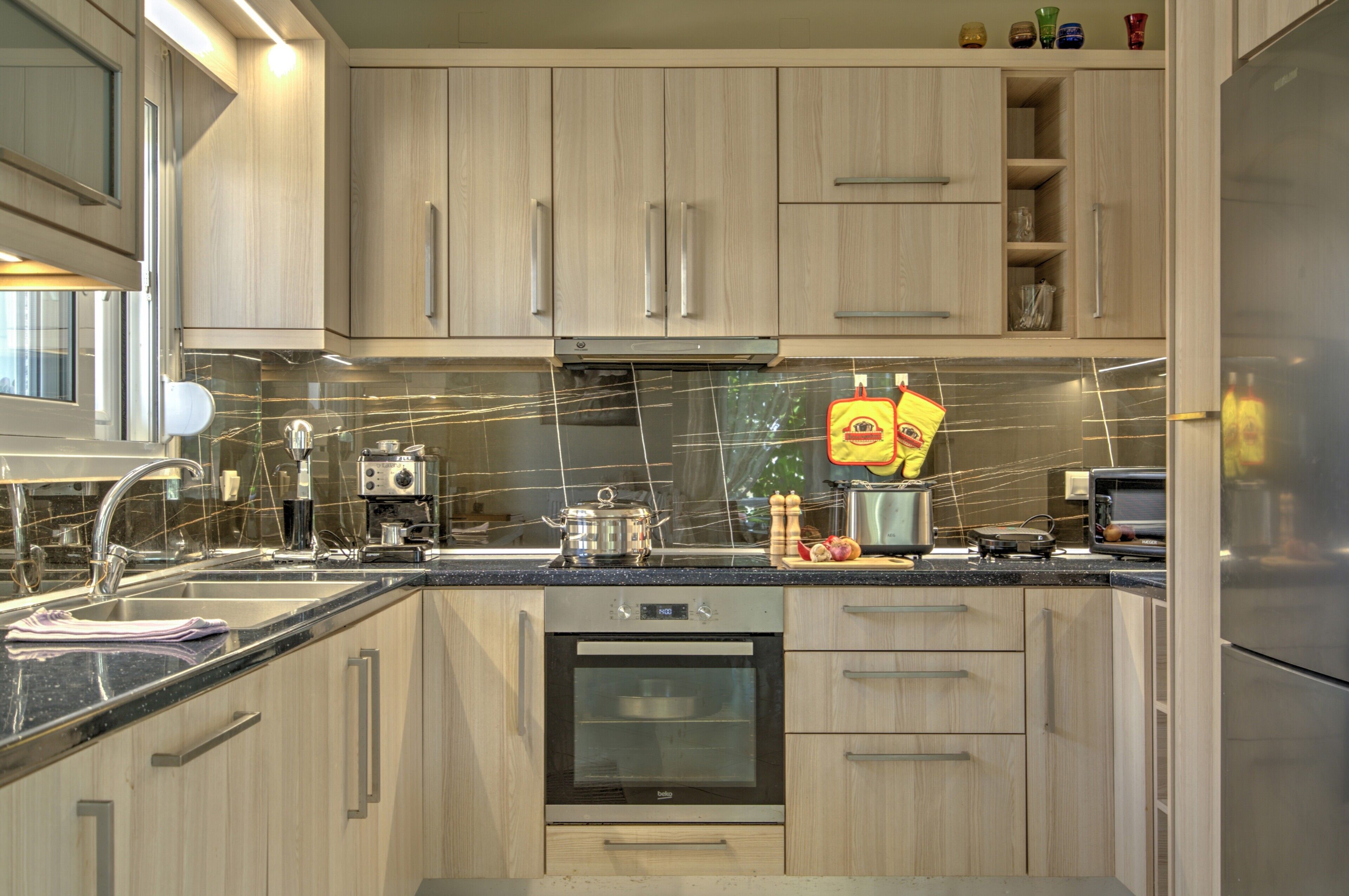Geladeira, micro-ondas, fogão, cooktop