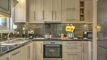 Geladeira, micro-ondas, fogão, cooktop