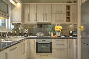 Frigorifero, microonde, forno, piano cottura