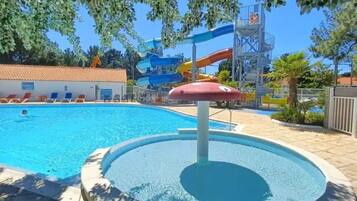 Een binnenzwembad en een verwarmd zwembad