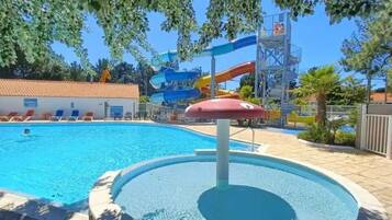 Een binnenzwembad, een verwarmd zwembad