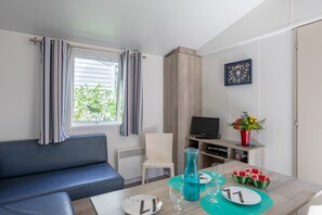 Een televisie, een dvd-speler en een tafeltennistafel