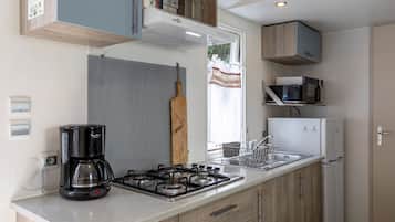 KĂŒhlschrank, Mikrowelle, Herdplatte, Wasserkocher mit Kaffee-/Teezubehör