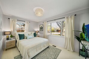 3 bedrooms, free WiFi, bed sheets - LUXURY & LOCATION!
200ft away from The Tulsa Expo Square!
Sleeps up to 9! (Tulsa)