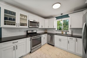 Fridge, microwave, oven, stovetop - LUXURY & LOCATION!
200ft away from The Tulsa Expo Square!
Sleeps up to 9! (Tulsa)