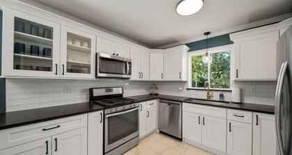 LUXURY & LOCATION!
200ft away from The Tulsa Expo Square!
Sleeps up to 9!