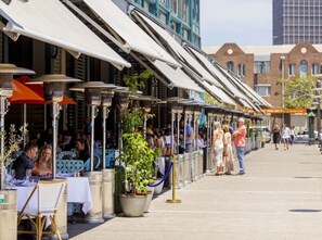 Outdoor dining - Spectacular Waterfront with Cosmopolitan Lifestyle (Woolloomooloo)