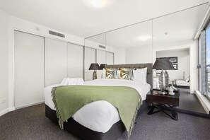 1 bedroom, iron/ironing board, free WiFi, bed sheets - Spectacular Waterfront with Cosmopolitan Lifestyle (Woolloomooloo)