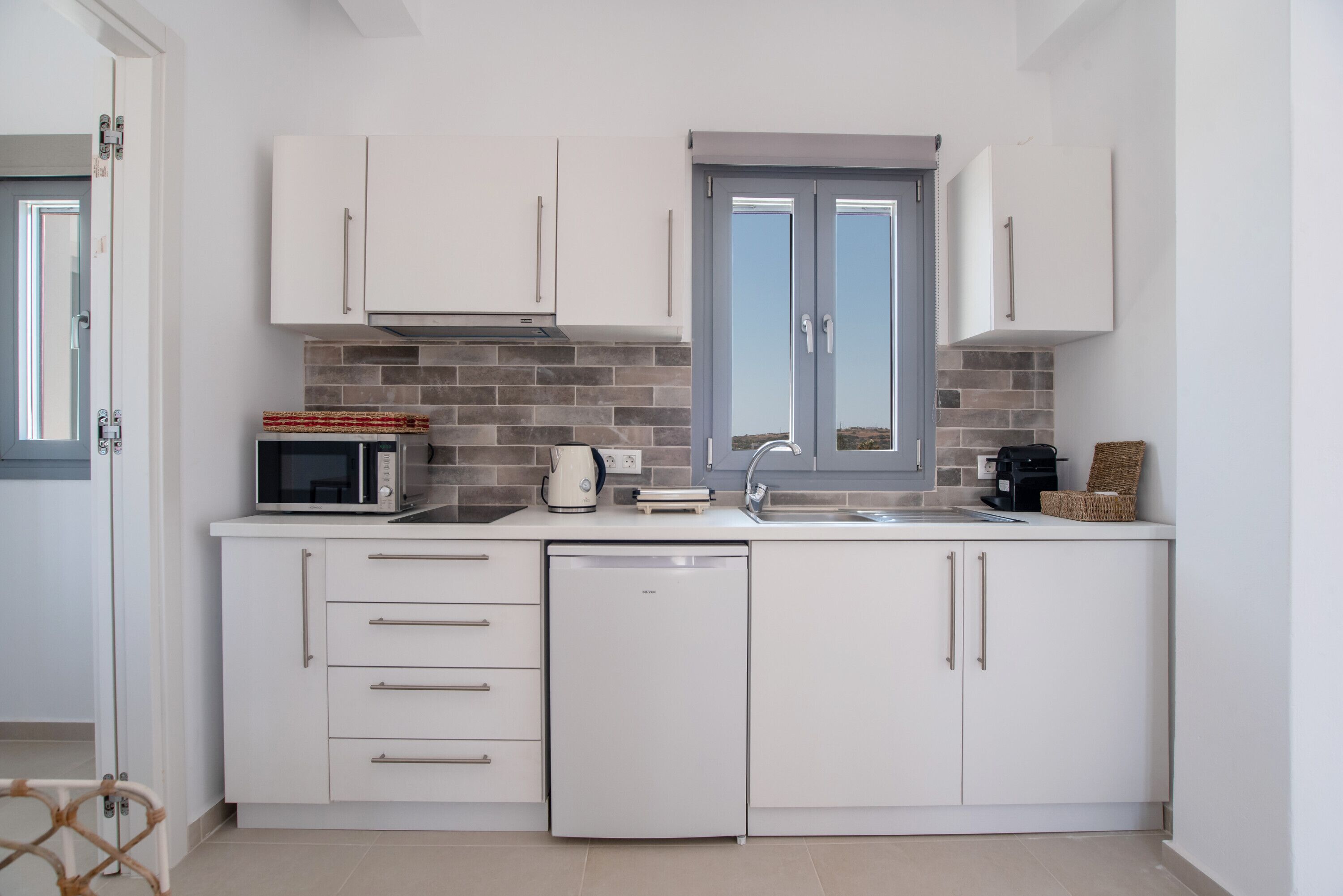 Kühlschrank, Mikrowelle, Herdplatte, Wasserkocher mit Kaffee-/Teezubehör