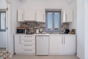 ثلاجة، ميكروويف، موقد طهي مسطح، ماكينة لصنع القهوة/الشاي