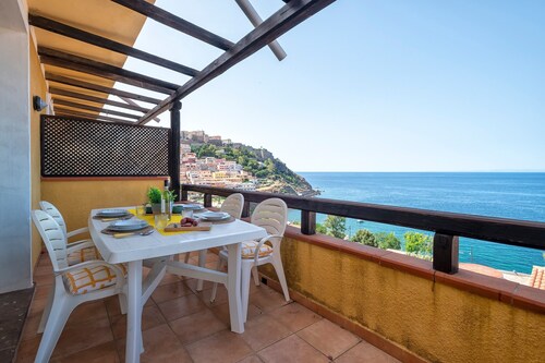 Holiday Home 'The Terrace Above The Sea' with Sea View, Private Terrace and Air Conditioning