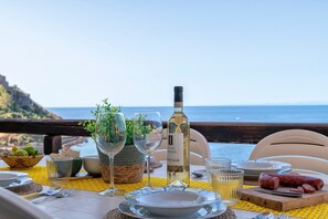 Outdoor dining - Holiday Home 'The Terrace Above The Sea' with Sea View, Private Terrace and Air Conditioning (Castelsardo)