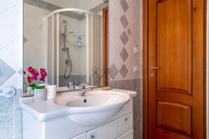 Shower, hair dryer, towels - Holiday Home 'The Terrace Above The Sea' with Sea View, Private Terrace and Air Conditioning (Castelsardo)
