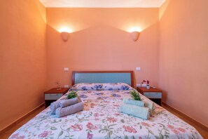 3 quartos, ferros/tábuas de passar roupa, roupa de cama