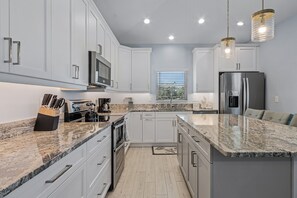 Kylskåp, mikrovågsugn, ugn och spishäll