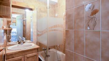 Dusche, kostenlose Toilettenartikel, Haartrockner