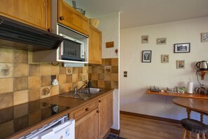 Kylskåp, mikrovågsugn, ugn och spishäll