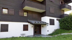 Un bâtiment à deux étages doté d’un balcon, d’une porte avec un petit porche et d’une enseigne sur laquelle on peut lire « Poste ».
