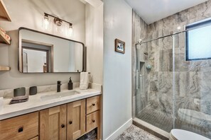 Regadera, secadora de cabello, toallas 