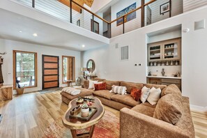 TV connectée, cheminée, jeux vidéo, livres