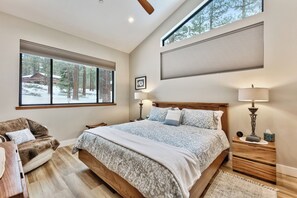 4 makuuhuonetta, työpöytä, silitysrauta/-lauta, ilmainen Wi-Fi