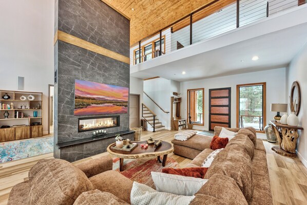 TV connectée, cheminée, jeux vidéo, livres