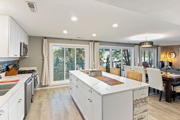 Fridge, microwave, oven, stovetop - Firepit, Kayaks, Paddle Board, Lake Views, Great Location (Camdenton)