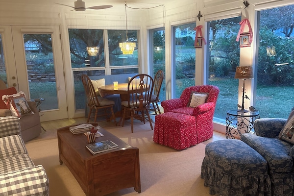 Smart TV, caminetto, libri, stampante