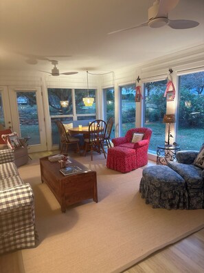 Smart TV, chimenea, libros, impresora