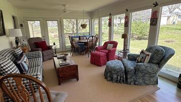 TV connectée, cheminée, livres, imprimantes