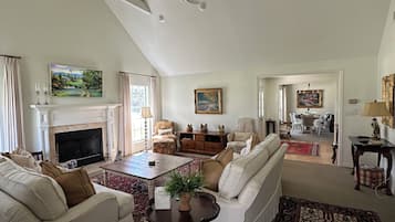 TV connectée, cheminée, livres, imprimantes