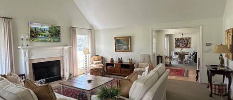 Smart-TV, Kamin, Bücher, Drucker