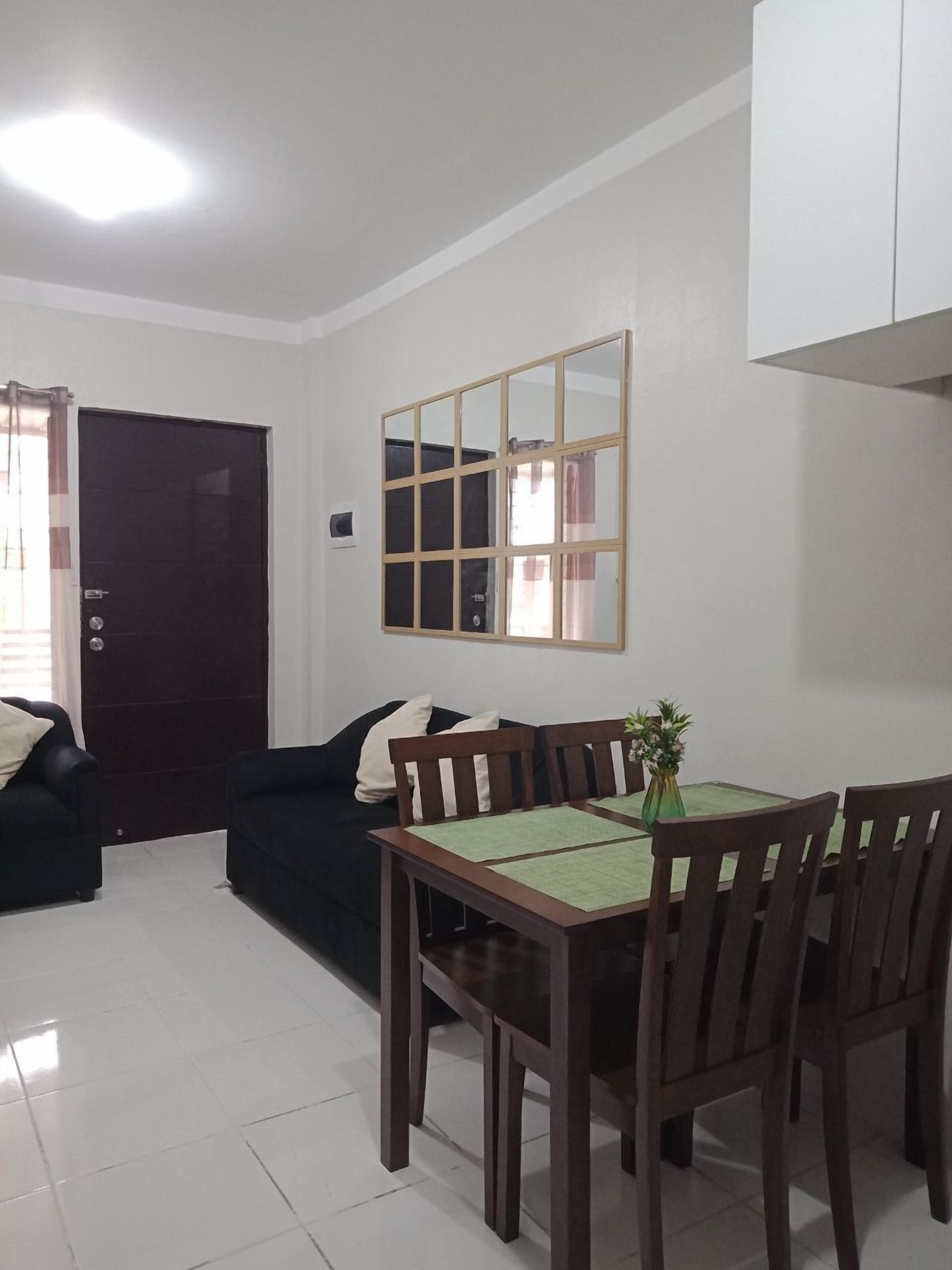 32-inch Smart TV with satellite channels, fireplace, Netflix