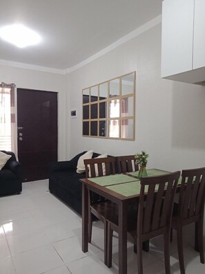 32-inch Smart TV with satellite channels, fireplace, Netflix - Antonioville Subdivision (Mandaue)