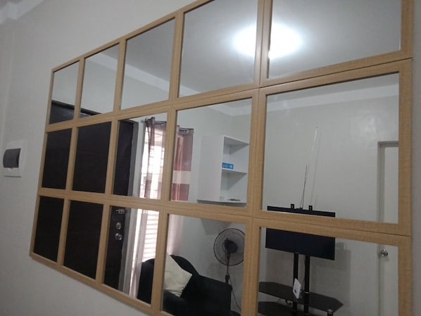 32-inch Smart TV with satellite channels, fireplace, Netflix - Antonioville Subdivision (Mandaue)