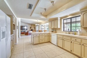 Fridge, microwave, oven, stovetop - Heated Pool: Pet-Friendly Lake Havasu City Home (Lake Havasu City)