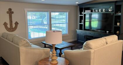 Lake House / Norris Lake. Private dock with covered slip near Twin Cove Marina.