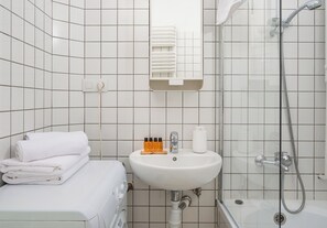 Hair dryer, towels, soap, shampoo - Wola Ratusz Homely Apartment (Warszawa)