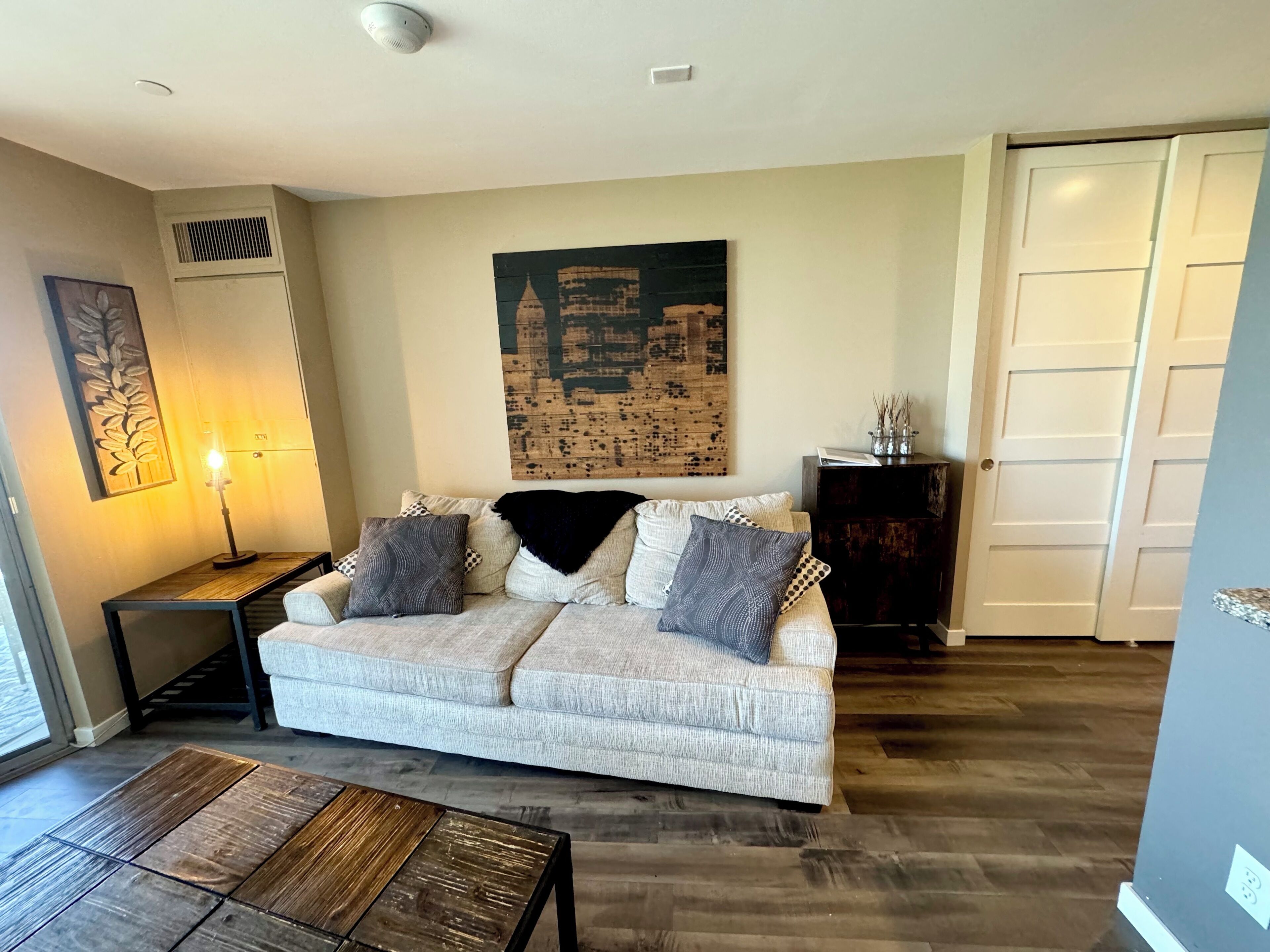 2b-2b Centrally Located In Omaha With Skyline Balcony Views. - Omaha, NE
